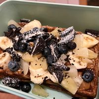 vegane Waffel mit Spekulatius Aufstrich, Banane, Ananas, Blaubeeren und Oreo-Keksen  at Waffle Brothers - Waffel Fabrik in Dresden