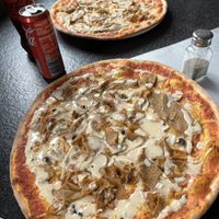 Vegan Kebap pizza  at Tre Vänner Pizzeria in Oskarshamn