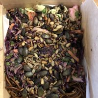 Mysterysalat Nummer Drei, Krautsalat x2, NYC Nudeln und Nüsse/Körner-Topping. Die 800g Version.  at Stella in Berlin