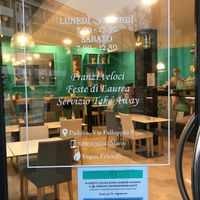 “Vegan friendly” written on the door at Tessari Caffetteria Bistrot in Padua