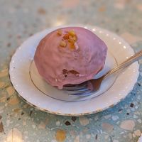 Pistachio paczek at Baja Wegańska Cukiernia in Warsaw