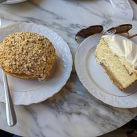 Pączek Monte i sernik baskijski at Baja Wegańska Cukiernia in Warsaw