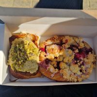 Pistachio cinnamon and currant roll at Baja Wegańska Cukiernia in Warsaw