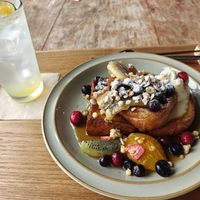 French toast met vers fruit at Tropical Hideaway Cafe in Jeju