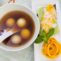 Bualoy and mango sticky rice desserts  at Yaowarat in Toronto