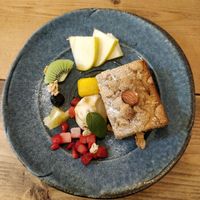 Crumble aux pommes qui est plus un cake qu'un crumble... at Cafe Ren - Nakagyo in Kyoto