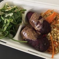 mrkvový bulgur salát se slunečnicí, rozinkami a pomerančovou šťávou kofty z červené řepy ořechový dresing 119 kč it tasted good at Kočka na kari in Broumov
