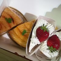 Apple tart and strawberry shortcake at Marbre Vegan in Tokyo