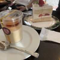 Pudding and strawberry cake at Marbre Vegan in Tokyo