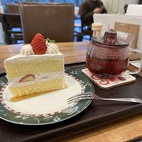 Strawberry shortcake and fruit tea  at Marbre Vegan in Tokyo