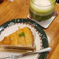 Apple pie and matcha latte at Marbre Vegan in Tokyo