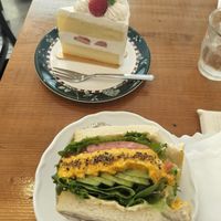 Sandwich de "huevo" y tarta de fresas at Marbre Vegan in Tokyo