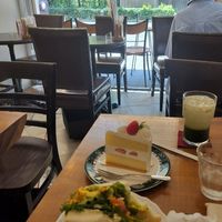 De bebida un matcha latte con leche de soja at Marbre Vegan in Tokyo