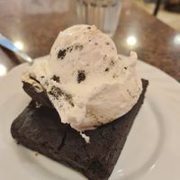 brownie with stracciatella ice cream at Heladeria Via Verona in Santa Fe