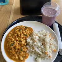 Chickpea curry and smoothie at Paradise Food in Skopje