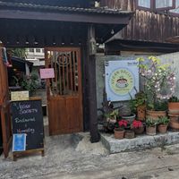 Es un lugar acogedor. La persona que nos atendió, fue simpática y amable at Vegan Society in Chiang Mai