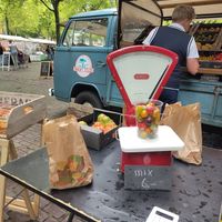 A dedicated tomato stall at Rotterdamse Oogstmarkt in Rotterdam