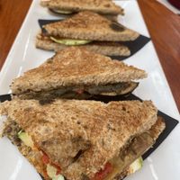 Gebratenes Gemüse-Sandwich mit schwarzer Olivenpastete  at Cactus Garden in Lanzarote