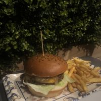 Hamburguesa vegana y queso vegano at Zelaik Gastrobar in Pamplona