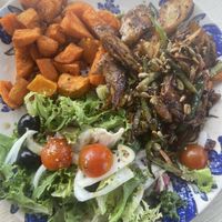 Plato combinado de nopollo  at Zelaik Gastrobar in Pamplona