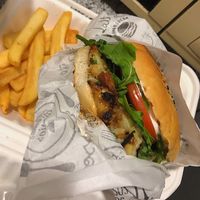 La hamburguesa vegana que lleva rúcula es mi favorita  at Café Montenegro in Santiago