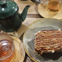 Torta de hojarasca manjar frambuesa y té de hojas at Café Montenegro in Santiago