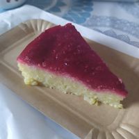 Un postre delicioso sabor frambuesa at La Línea Verde in La Linea De La Concepcion