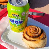 Cinnamon roll and lemonade at La Línea Verde in La Linea De La Concepcion