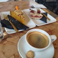 Torta camilla carote, crostata fragole e caffè lungo at Antico Caffè San Marco in Trieste