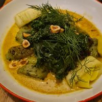 Smażone zielone kluski w sosie śmietanowym z curry, porem, orzechami laskowymi, jarmużem at Peaches Gastro Girls in Warsaw