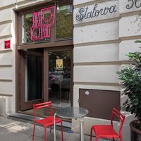 view from the street at Peaches Gastro Girls in Warsaw