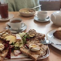 Lecker Frühstück (Eierstulle) mit (von mir) angebissenen Scone, oben Kurkuma Porridge at Pomeranze Kaffeebar in Berlin