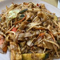 Bangkok-Nudeln mit Tofu. Super lecker und macht ordentlich satt. 🤌  at Saigon Food & Trend in Hannover