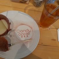 Iced tea set with black tea candy apple at Candy Apple in Yokohama