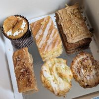 Cake selection (banoffee, lemon drizzle, coffee & walnut, blondie and pastries at The Vegan Habit in Hythe