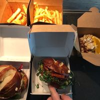 Fox burger (left), Hanf im Glück burger (right), Homestyle fries (left), Burgerheart fries (right), apple crumble at Burgerheart in Leipzig