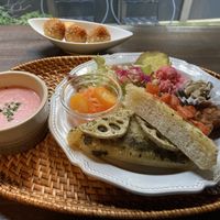 Lunch plate with focaccia  at Sui Cafe in Tokyo