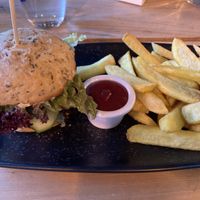 Veganer Burger mit Pommes  at 1894 Bistro & Bar in Goslar