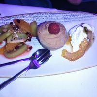 Veganes Lebkuchen-Parfait mit Kiwi-Orangensalat at Gasthaus Herkenrath Hof in Leverkusen