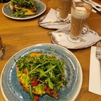 Avocado Anja Stulle (u.a. mit Tofu) und ein Chai Tee mit Hafermilch at Café Konditorei Sommer in Reutlingen
