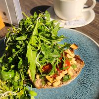 Hungrige Hummus-Anja und Cappuccino mit Hafermilch at Café Konditorei Sommer in Reutlingen