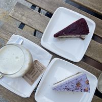 Iced latte & raw vegan cake (blueberry & wildberry “cheesecake”) at Alive Bistro in Marsalforn
