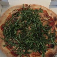 Customized pizza with vegan ham, mushrooms, v-cheese and arugola  at L'angolino  in Stuttgart