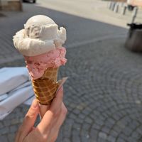 Erdbeere und Krummes Ding (Bananensorbet mit Schokostückchen) in Zimtwaffel at Schokoladen Manufaktur  in Eisenach