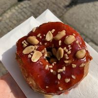 Vegan Peanutbutter-Strawberry Cronut with Peanutbutter filling at Royal Donuts in Leipzig