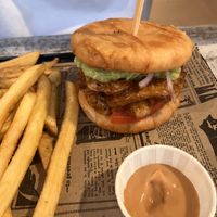 Hamburguesa tequeloco (pan de tequeños)  at Bioloco in Madrid