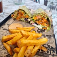 Chicken burrito, buenísimo y con muy buena cantidad de "pollo". Tenía boniato y estaba muy jugoso. at Bioloco in Madrid