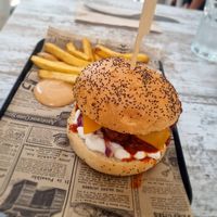 Hamburguesa de albóndigas con salsa de tomate, sin palabras. Estaba muy muy rica y súper equilibrado de cantidad. Te manchas al comerla y es un disfrute. at Bioloco in Madrid