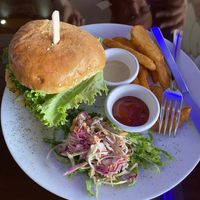 Vegan burger with sauce, caramelized onions, avocado, lettuce and tomatoes.  Very good coleslaw and fries #Veganuary at Evy's World in Monteverde