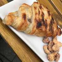 Ein mit einem Franzbrötchen gefülltes Croissant at Bäristo Vegan Deli in Kiel
